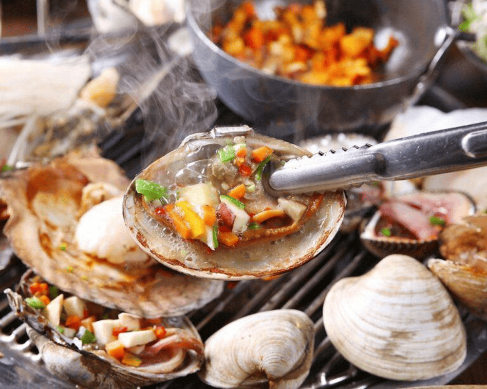 Chợ đêm Vũng Tàu là thiên đường ẩm thực đường phố với vô vàn món ngon và hải sản tươi rói đang chờ bạn khám phá (Nguồn: Tico Travel)